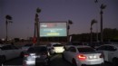 İzmirlilerin arabada film keyfi!