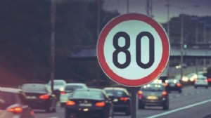 Karayollarında yeni dönem: Trafik levhaları düzenlenecek