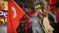 Karşıyaka Çarşısı kırmızı-beyaz!