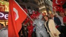 Karşıyaka Çarşısı kırmızı-beyaz!