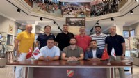 Karşıyaka'da Hakan imzayı attı, ilk yabancı yolda