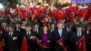Karşıyaka sokakları kırmızı beyaza büründü