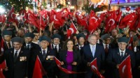 Karşıyaka sokakları kırmızı beyaza büründü