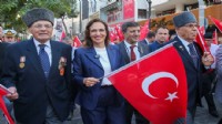 Karşıyaka’da gazilere saygı yürüyüşü