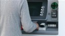 Kartını yutan ATM'ye sinirlendi, güvenliği bıçakladı