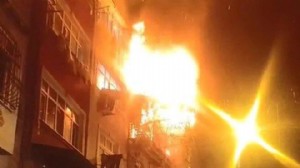 Kız isterken evi yaktılar: 8 kişi mahsur kaldı!
