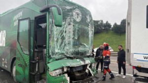 Konyaspor futbolcularını taşıyan otobüs kaza yaptı