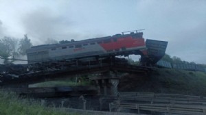 Köprü çöktü, tren raydan çıktı: Çok sayıda ölü var!