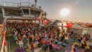Körfez'de gün batımına karşı yoga