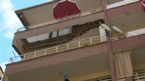 Korku dolu anlar: Beş katlı binanın balkonu çöktü!