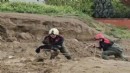 Korku dolu anlar: Oyun oynayan çocuklar çamura saplandı!
