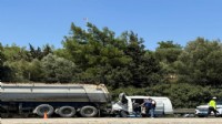 Korkunç kaza: TIR'a ok gibi saplandı!