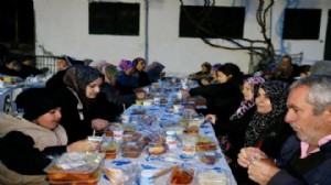 Köy meydanında ramazan buluşması