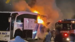 Kullanılamaz hale geldi: Yolcu otobüsü alev alev yandı!