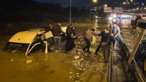 Kuşadası'nda 20 yolculu minibüs suya gömüldü!