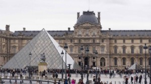 Louvre Müzesi yeniden ziyaretçilere açıldı