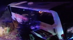 Manisa'da otobüs yoldan çıktı:18 yaralı