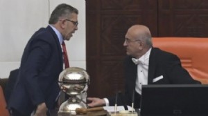 Meclis'te gerginlik: Katip Üye başkanlık kürsüsüne vurdu!