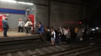 İzmir Metro'da arıza yaşandı... Vatandaşlar raylarda yürüdü!