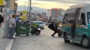 Motorundan indi, 180 binlik cezayı yedi!