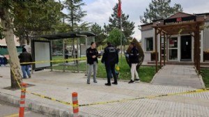 Motosikletle geldi, muhtarlığa ateş açtı!