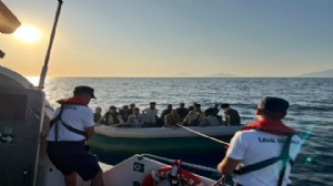 Muğla açıklarında sürüklenen 14 düzensiz göçmen kurtarıldı