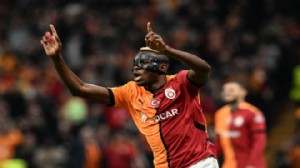 Napoli, Osimhen'i kamp kadrosuna almadı!