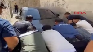Navigasyona güvendi: Dar sokakta sıkıştı