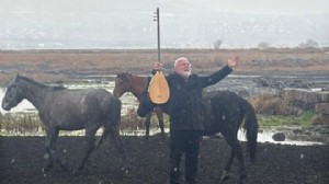 Onur Akın’a klip çekimleri sırasında at çarptı