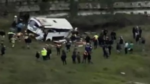 Otobüs şarampole yuvarlandı: Ölü ve yaralılar var!