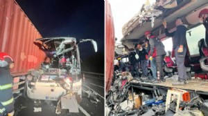 Otoyolda facia! Yolcu otobüsü TIR'a çarptı: 6 ölü, 11 yaralı