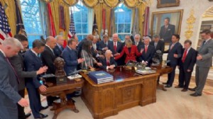 Oval Ofis'te ilginç anlar: Trump'a dokunup dua ettiler