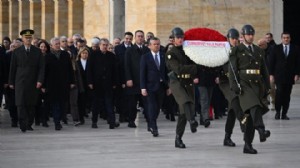 Özel'den yeni PM ve YDK üyeleriyle Anıtkabir'e ziyaret