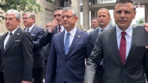 Özel kalabalığa seslendi: Darbeyi püskürttünüz!