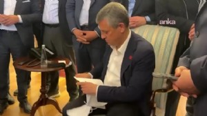 Özel, kendisine ulaştırılan tebligatı yırtıp attı!