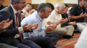 Özgür Özel, Ferdi Zeyrek için mevlit programına katıldı