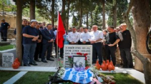 Özgür Özel'den kabir ziyareti: Hayır yemeğine katıldı