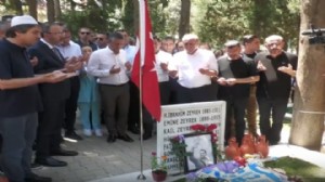 Özgür Özel'den kabir ziyareti: Hayır yemeğine katıldı