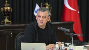 Özgür Özel kurmaylarıyla pazar kampına girdi