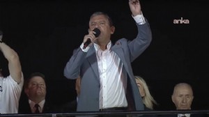 Özgür Özel mitingde sordu: Erdoğan sizi seviyor mu?