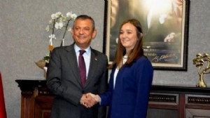 Özgür Özel’den tedavisi süren Gülşah Durbay'a ziyaret