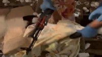 Polis baskınında binlerce hap ve Kalaşnikof çıktı!