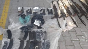 Polisin kullandığı arabadan 14 silah çıktı: Gözaltına alındı