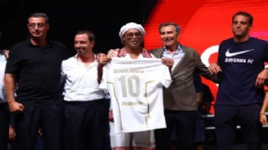 Ronaldinho yıllar sonra futbola döndü!