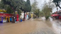 Sağanak Foça'yı vurdu: Yollar göle döndü!