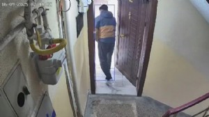Sipariş bıraktığı eve girmeye kalkan kurye serbest!