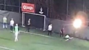 Şut sonrası yere düştü: Halı saha ölümle bitti!