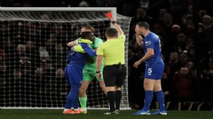 Takım arkadaşına tokat attı, kırmızı kart gördü!