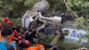 Tanker uçuruma yuvarlandı, 1 ölü, 2 yaralı