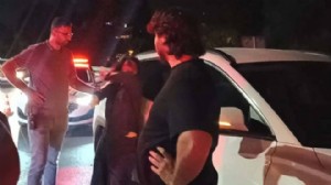 Ters yöne girdi... Polise direnip, gazetecilere tükürdü